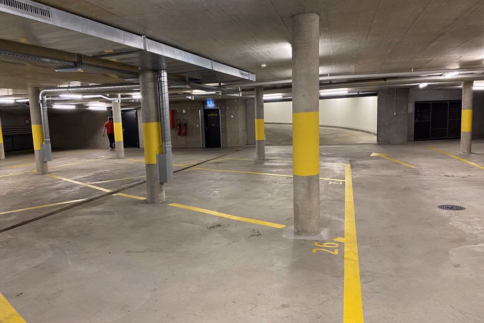 In der Nähe des Flughafens: Parkplatz in Tiefgarage, Route de Ferney 194, 1er s-s, 1218 Le Grand-Saconnex, Geneva, CH