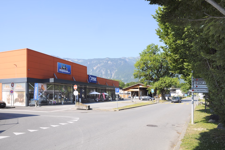 Belle surface au coeur de la zone commerciale d'Aigle, ch. sous le Grand - Pré, 1860 Aigle, Vaud, CH