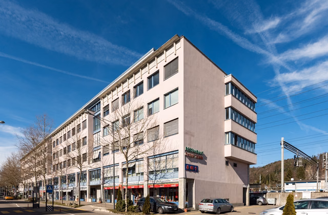 Edificio commerciale rappresentativo nelle immediate vicinanze della stazione
