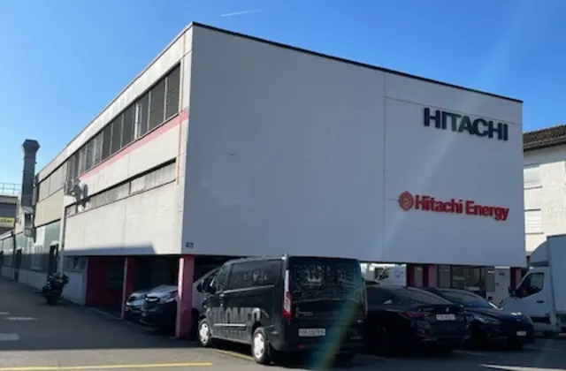 Locale commerciale luminoso direttamente accanto all'Altbach a Dietlikon