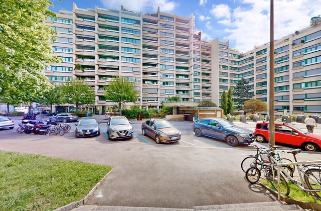 Lumineuse arcade commerciale dans le secteur des Charmilles