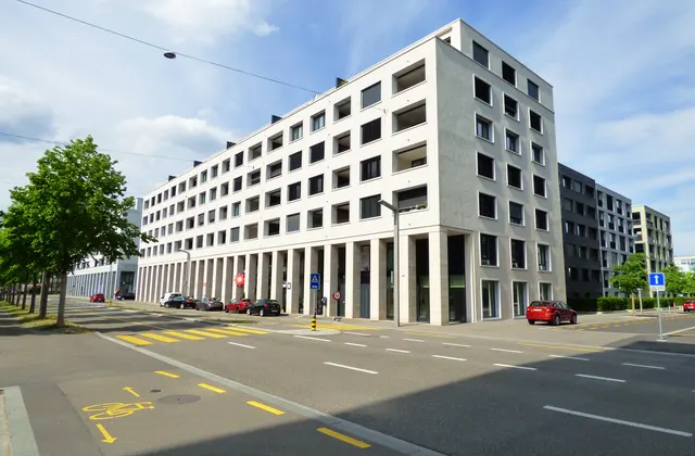 Ufficio moderno vicino alla stazione di Dietikon