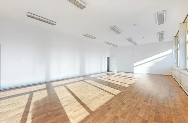 Espace commercial de 125 m² au rez-de-chaussée - accessibilité stratégique à Manno