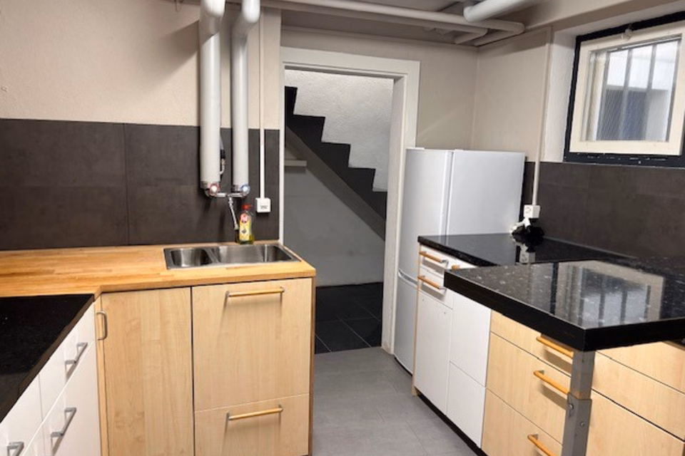 Senza canone per i primi 2 mesi - Ampio locale commerciale, Weinsteig, 8200 Schaffhausen, Schaffhausen, CH