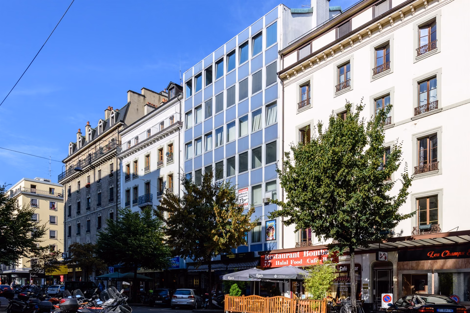 Durchgehende Arkade auf 2 Ebenen in der Fußgängerzone nahe Cornavin, Rue de Berne, 1201 Genève, Geneva, CH