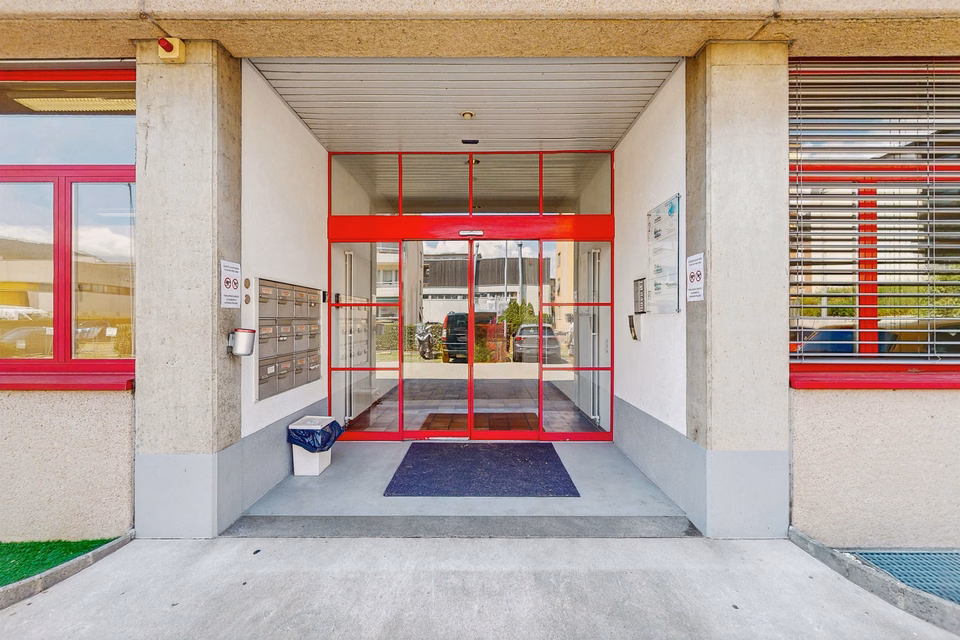 Spazio commerciale di 125m2 al pianterreno - ccessibilità strategica a Manno, Via Cantonale, 6928 Manno, Ticino, CH