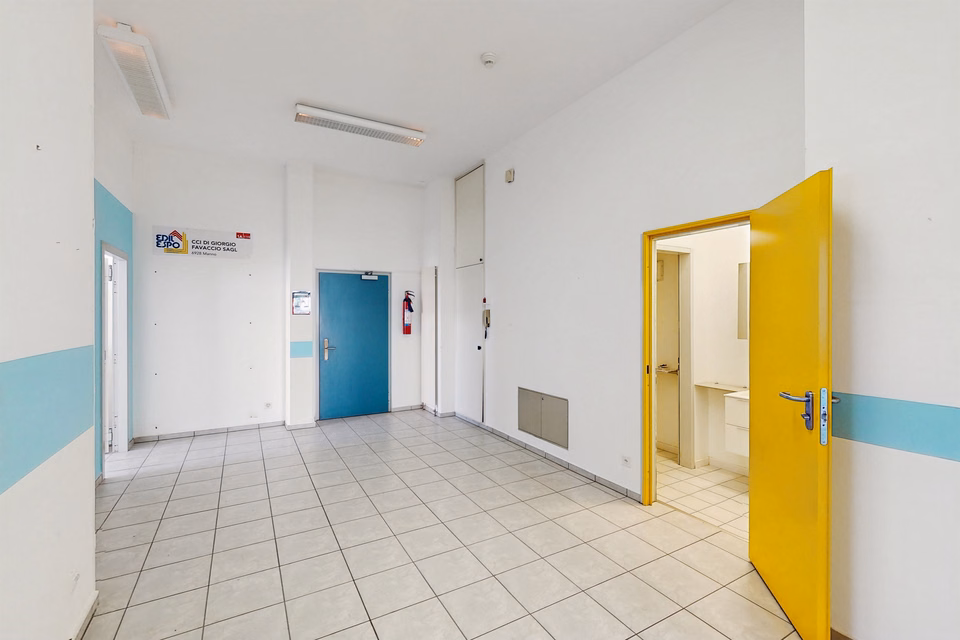 Spazio commerciale di 125m2 al pianterreno - ccessibilità strategica a Manno, Via Cantonale, 6928 Manno, Ticino, CH