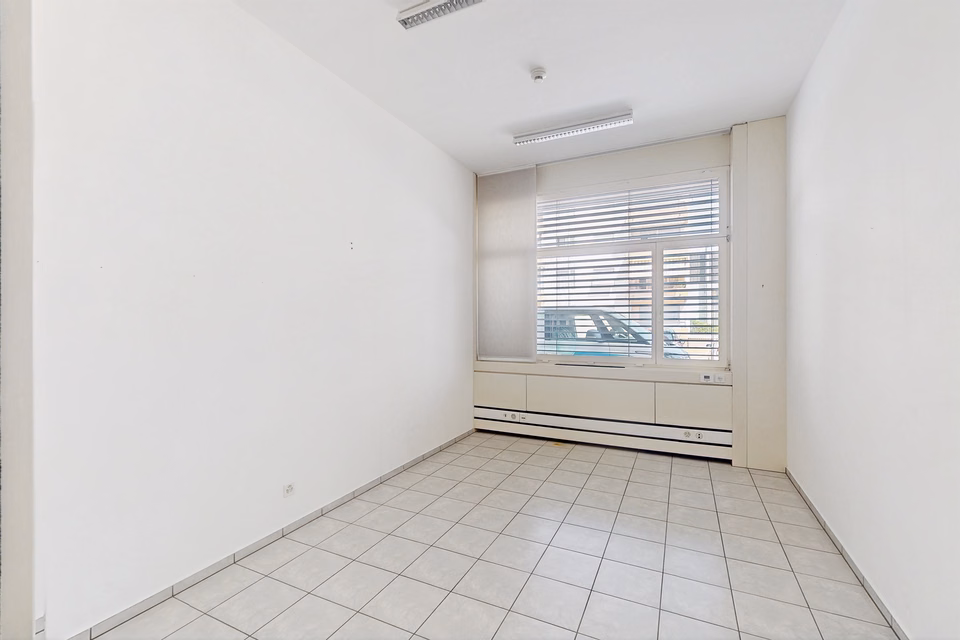 Spazio commerciale di 125m2 al pianterreno - ccessibilità strategica a Manno, Via Cantonale, 6928 Manno, Ticino, CH