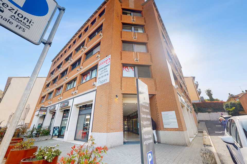 Prestigious office space in Mendrisio – 170 m² of functional, bright space, Via S. Franscini, 6850 Mendrisio, Ticino, CH