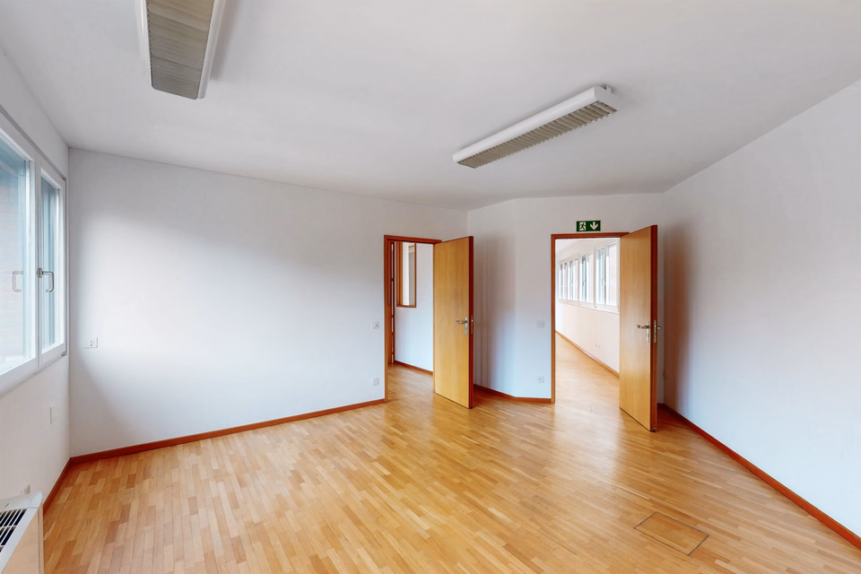 Prestigious office space in Mendrisio – 170 m² of functional, bright space, Via S. Franscini, 6850 Mendrisio, Ticino, CH