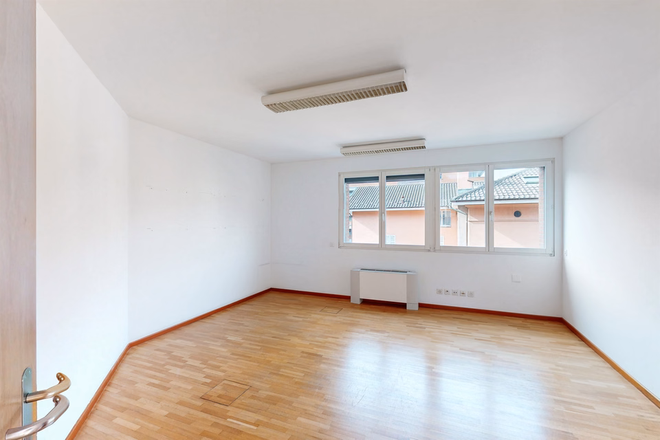 Prestigious office space in Mendrisio – 170 m² of functional, bright space, Via S. Franscini, 6850 Mendrisio, Ticino, CH