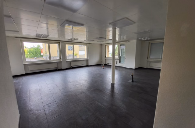 Surface de bureaux au 1er étage — emplacement de premier choix !