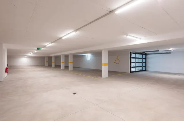 Places de parking en garage à louer dans une zone stratégique