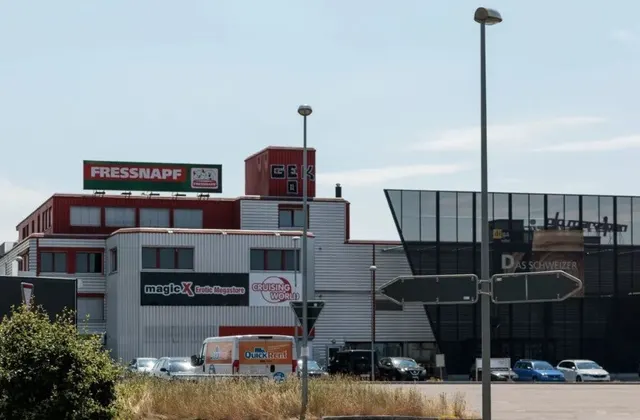 Entrepôt à louer dans la zone commerçante de Lyssach