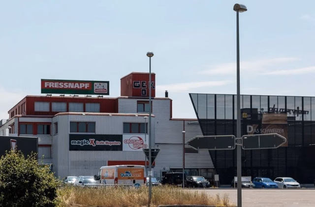 Magazzino nella zona commerciale di Lyssach in affitto