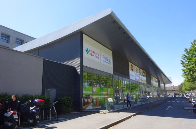 Richten Sie sich in einem hochwertigen urbanen Einkaufszentrum ein