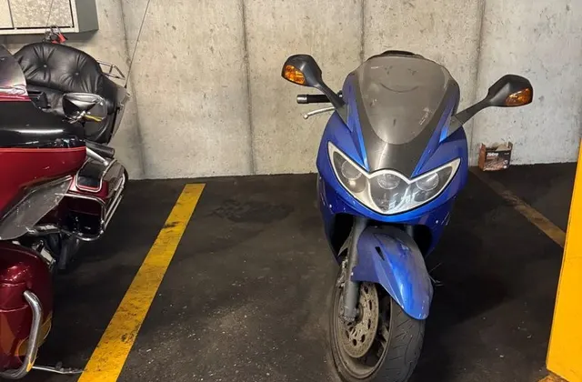 Grands emplacements de stationnement pour motos à louer