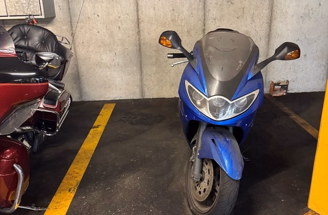 Grands emplacements de stationnement pour motos à louer