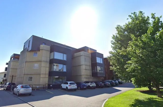 Place de parc extérieure dans un quartier résidentiel calme à Au (SG)