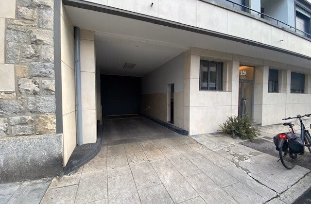 Überdachter Parkplatz vor den HUG zu vermieten