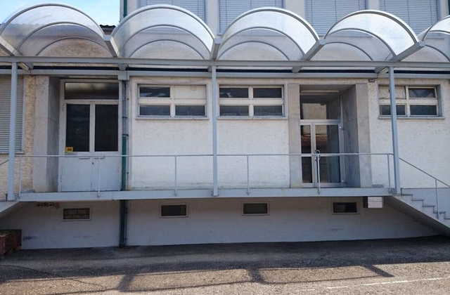 Espace commercial attrayant dans la zone industrielle - directement au bord du Rhin