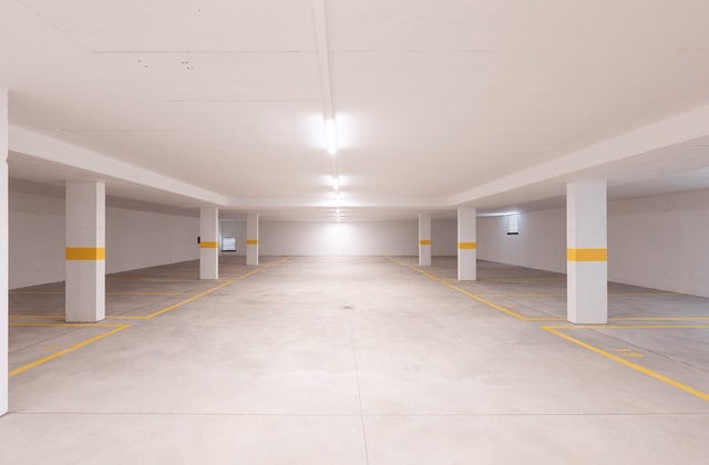 Place de parking spacieuse dans un garage au cœur de Massagno