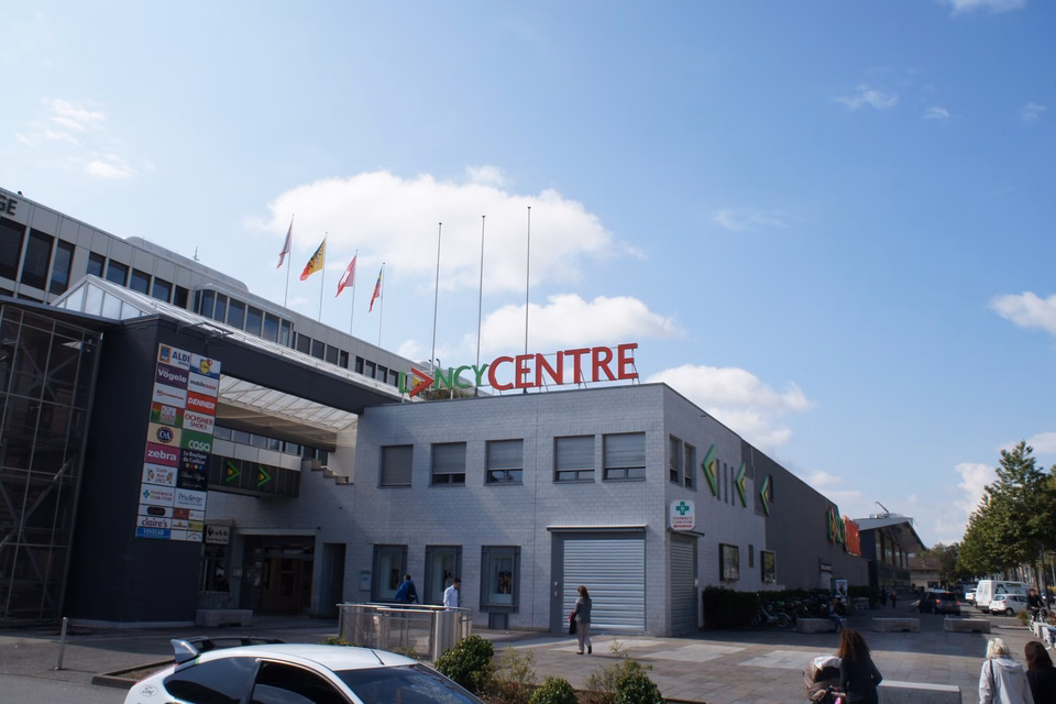 Ihr Standort in einem hochwertigen, urbanen Einkaufszentrum, Route de Chancy 71 -, 1213 Petit - Lancy, Geneva, CH