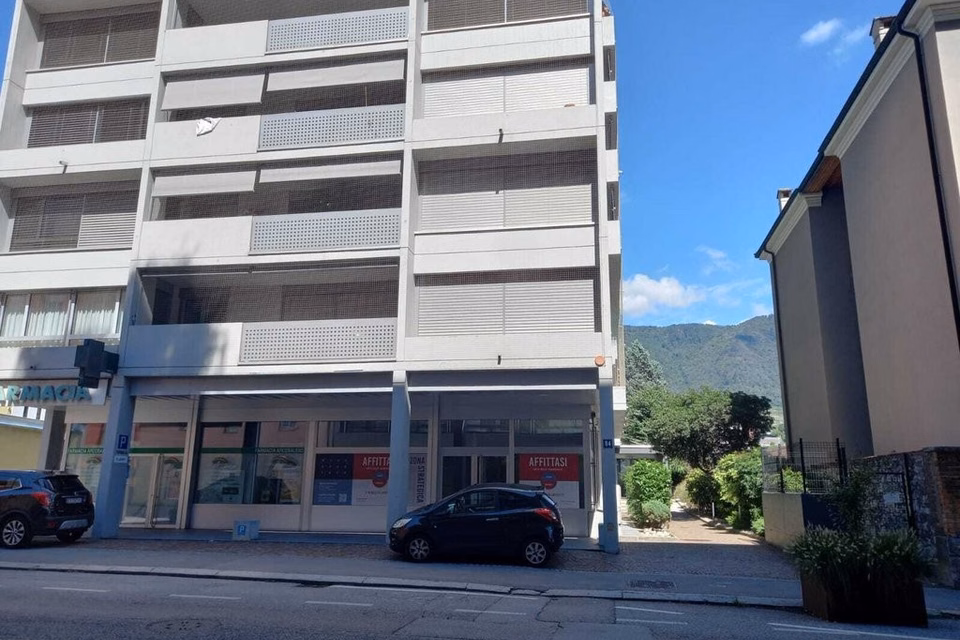 Affittasi luminoso locale commerciale / ufficio, Corso San Gottardo, 6830 Chiasso, Ticino, CH