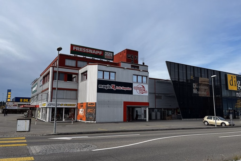 Posti auto nella zona commerciale di Lyssach, Bernstrasse, 3421 Lyssach, Bern, CH