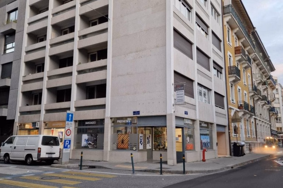 Arcade d'environ 120m2 + sous-sol en face des HUG, Boulevard de la Cluse, 1205 Genève, Geneva, CH