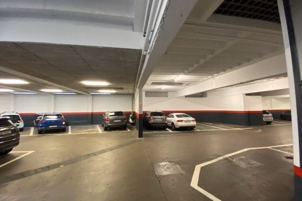 Posto auto coperto in affitto davanti agli HUG, Rue du Pré-Jérôme, 1205 Genève, Geneva, CH