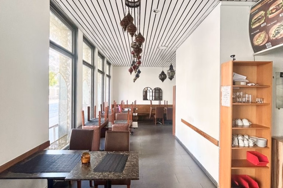 Commercial premises fitted as restaurant and bar - city centre, Avenue du Rothorn, 3960 Sierre, VS, CH