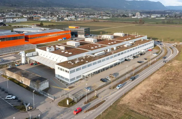 Halle industrielle de 3 000 m2, 10 m de hauteur, accessible aux poids lourds, équipée de grues de 8 t et à forte charge au sol