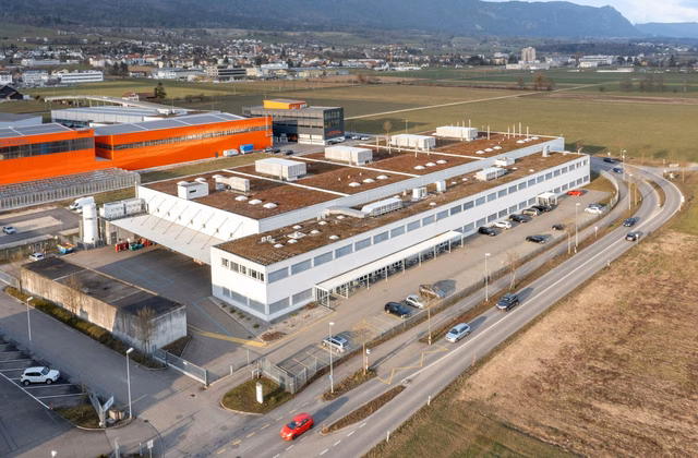 Halle industrielle de 3 000 m2, 10 m de hauteur, accessible aux poids lourds, équipée de grues de 8 t et à forte charge au sol