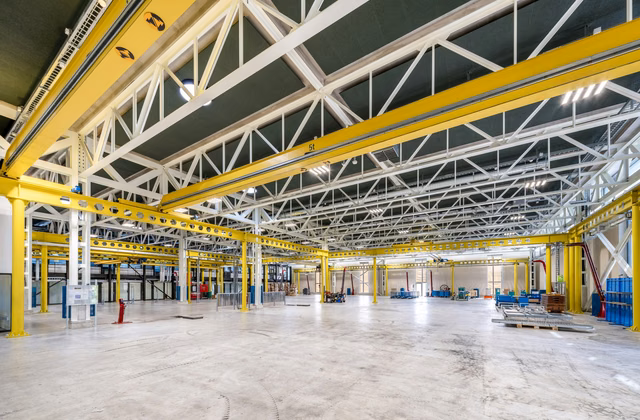 Capannone moderno ad altezza elevata di 5.000 m² con uffici e officine integrate presso l'intersezione A1/A2 - divisibile
