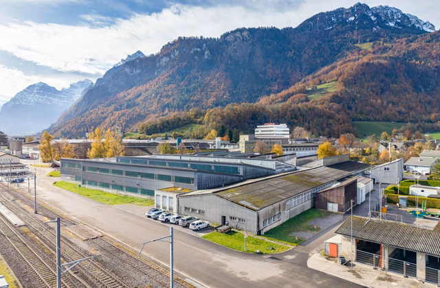 Surface d'entrepôt attractive et très abordable de 6 000 m² avec 1 000 m² d'aire de livraison couverte à proximité de l'autoroute