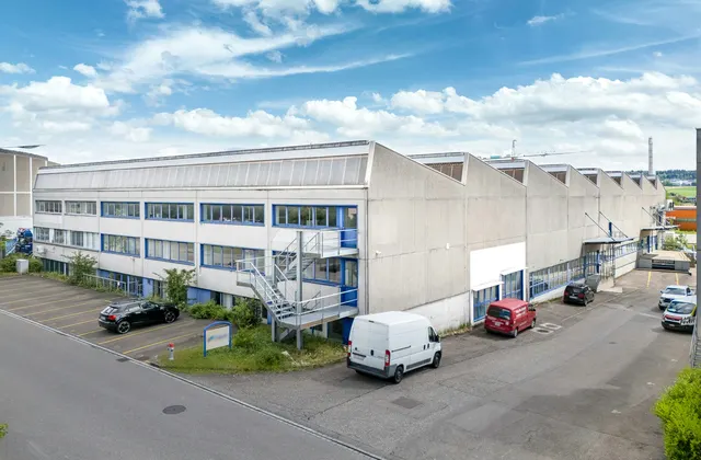 Your production site with high‑ceiling hall, large gates and high floor load capacity