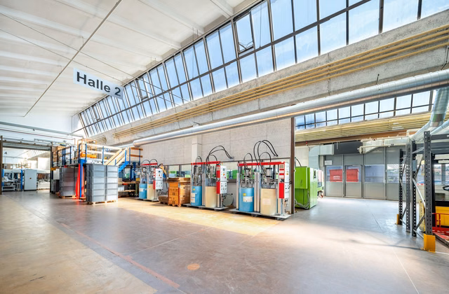 1'300 m² 5.5 m high shed hall with generous loading area, large gates, high floor load capacity