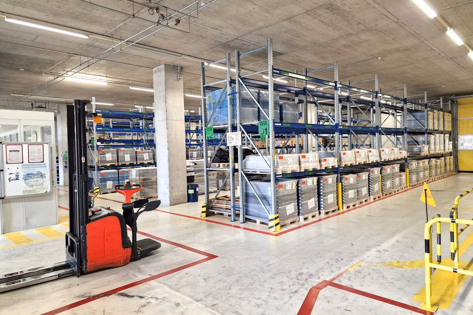 Divisible 10 m-high, truck-accessible 10'000 m² industrial hall with 8t cranes and high floor load capacity, Neckarsulmstrasse, 2540 Grenchen, Solothurn, CH
