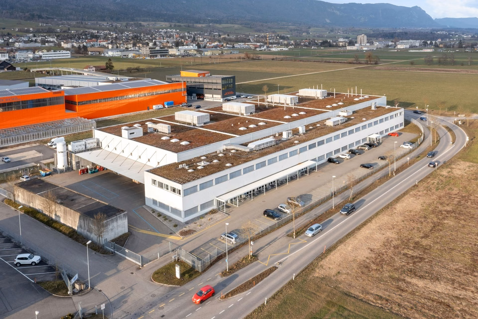 Divisible 10 m-high, truck-accessible 10'000 m² industrial hall with 8t cranes and high floor load capacity, Neckarsulmstrasse, 2540 Grenchen, Solothurn, CH