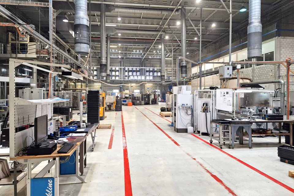 Approx. 1'500 m² large, 10 m high, truck-accessible industrial hall with 8 t cranes and high floor load capacity, office, Neckarsulmstrasse, 2540 Grenchen, Solothurn, CH