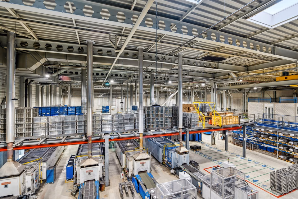 3'000 m2 large, 10 m high, truck-accessible industrial hall with 8 t cranes and high floor load capacity, Neckarsulmstrasse, 2540 Grenchen, Solothurn, CH