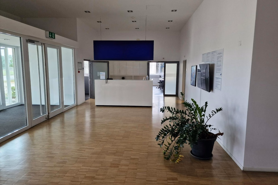 3'000 m2 large, 10 m high, truck-accessible industrial hall with 8 t cranes and high floor load capacity, Neckarsulmstrasse, 2540 Grenchen, Solothurn, CH