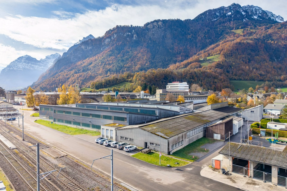 Attraente, molto conveniente magazzino di 6'000 m² con 1'000 m² di area di carico coperta vicino all'autostrada, Amerikaweg, 8867 Niederurnen, Glarus, CH