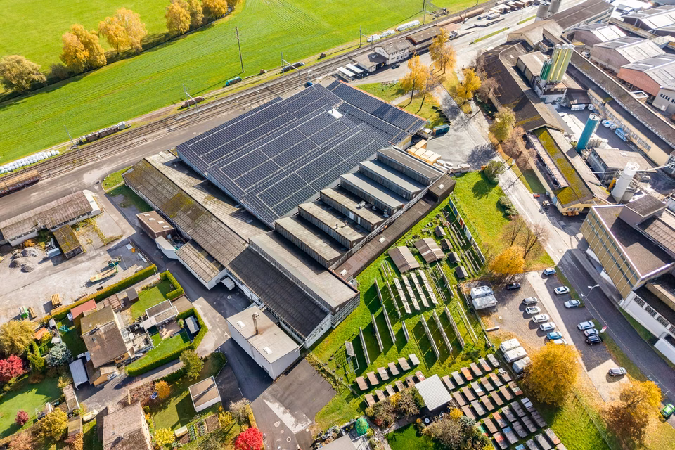 Attraente, molto conveniente magazzino di 6'000 m² con 1'000 m² di area di carico coperta vicino all'autostrada, Amerikaweg, 8867 Niederurnen, Glarus, CH