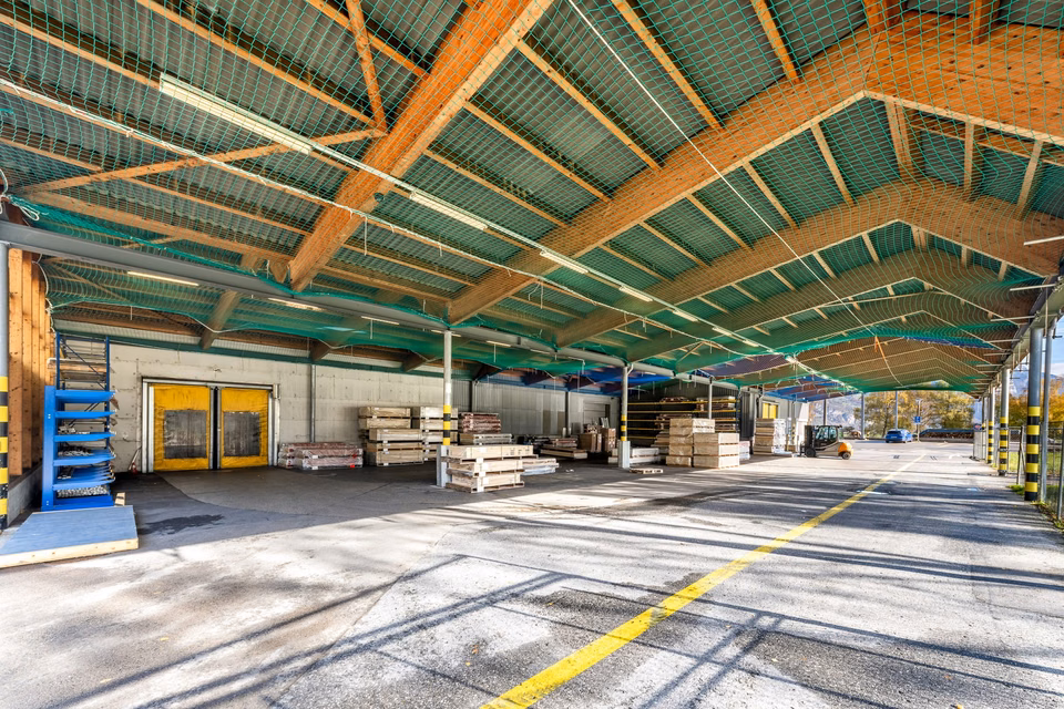 Attraente, molto conveniente magazzino di 6'000 m² con 1'000 m² di area di carico coperta vicino all'autostrada, Amerikaweg, 8867 Niederurnen, Glarus, CH
