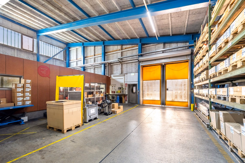 Attraente, molto conveniente magazzino di 6'000 m² con 1'000 m² di area di carico coperta vicino all'autostrada, Amerikaweg, 8867 Niederurnen, Glarus, CH