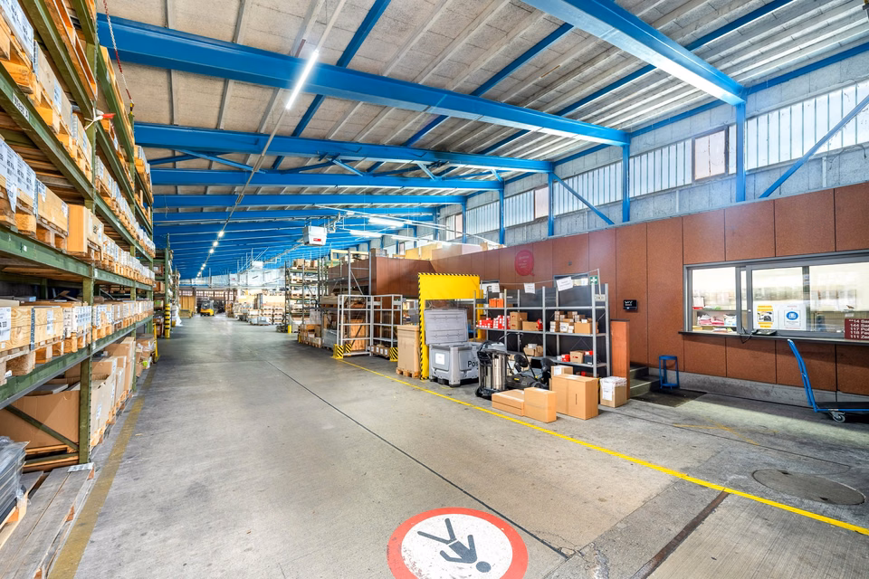 Attraente, molto conveniente magazzino di 6'000 m² con 1'000 m² di area di carico coperta vicino all'autostrada, Amerikaweg, 8867 Niederurnen, Glarus, CH