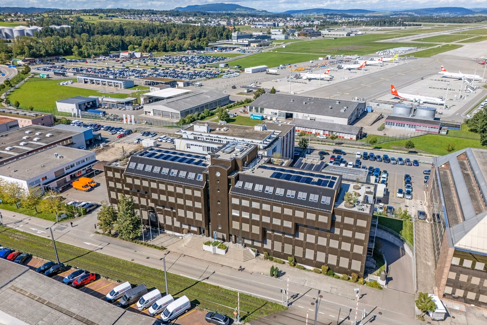Espace de bureaux neuf et climatisé avec vue directe sur la piste 16/34, Flughofstrasse, 8152 Glattbrugg, Zurich, CH