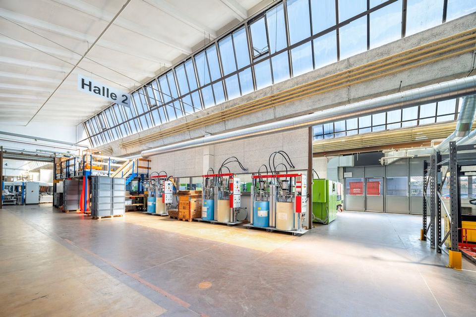 Halle en sheds 1'300 m², hauteur 5,5 m — aire de livraison généreuse, grands portails, forte capacité au sol, Althardstrasse, 8105 Regensdorf, Zurich, CH